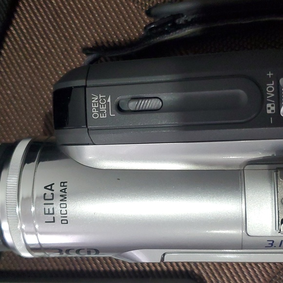 Used Panasonic 3CCD Mega O.I.S.Camcorder with carrying case,charger and remote - Picture 2 of 11